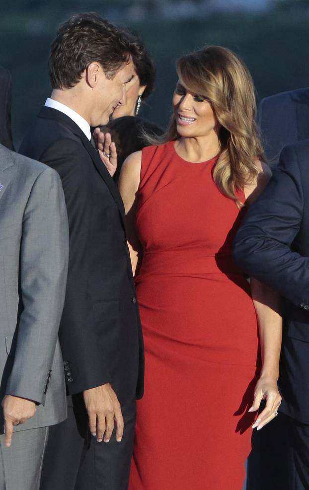 G7 - Melania Trump's Moment With Trudeau Goes Viral