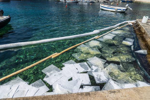 Na Hvaru došlo do onečišćenja mora nakon što je iz obližnje Inine pumpe iscurila velika količina nafte