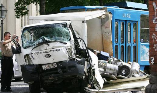 Kamionet udario tramvaj, sedmero ljudi je ozlijeđeno