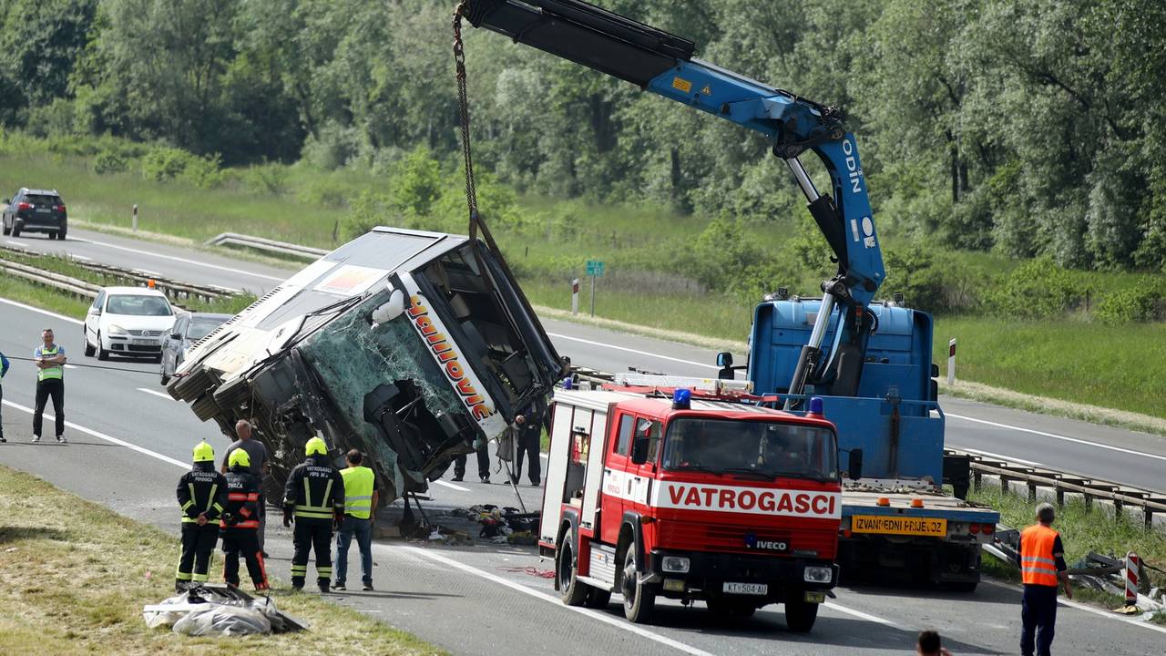 Autom se zabio u ogradu na A3 pa mahao svjetiljkom: 'Stanite'. Vozač autobusa nije ga vidio...