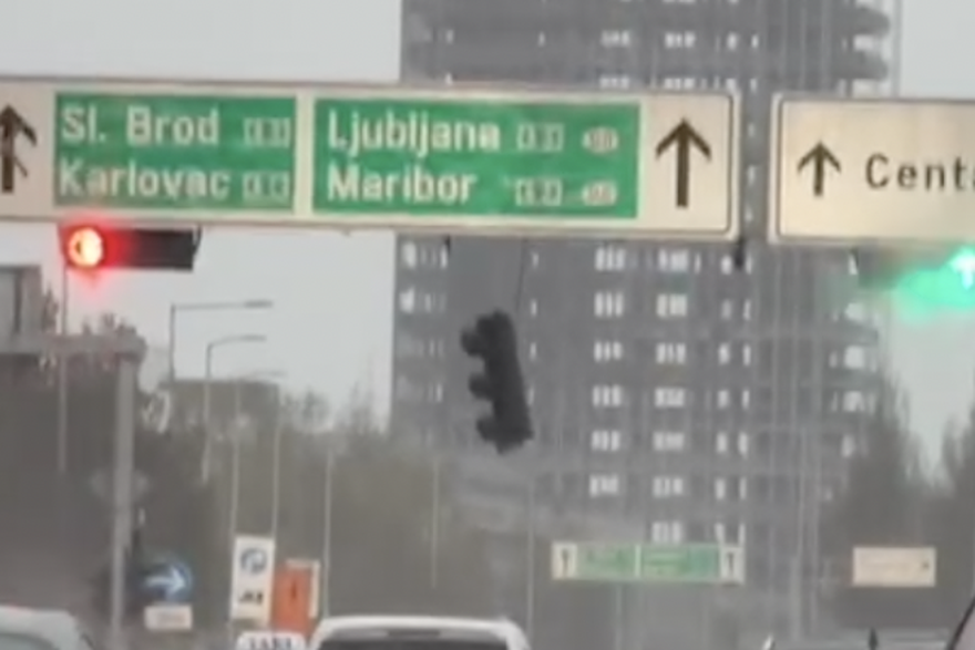 Vjetar sru&scaron;io semafor u Zagrebu