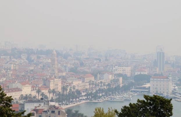 Split  prekriven dimom zbog požara kod Tomislavgrada