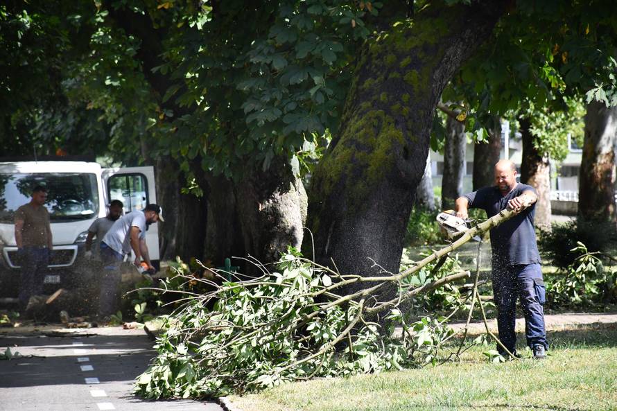 FOTO Dvoje ljudi ozlijeđeno u oluji koja je poharala Zagreb, velika šteta i u Slavoniji...