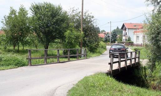 Skuterom se poskliznuo na mostu i podletio pod auto