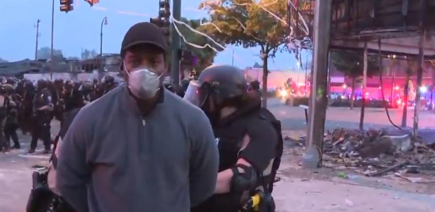 Dramatični video: Cijeli svijet gledao kako odvode novinara