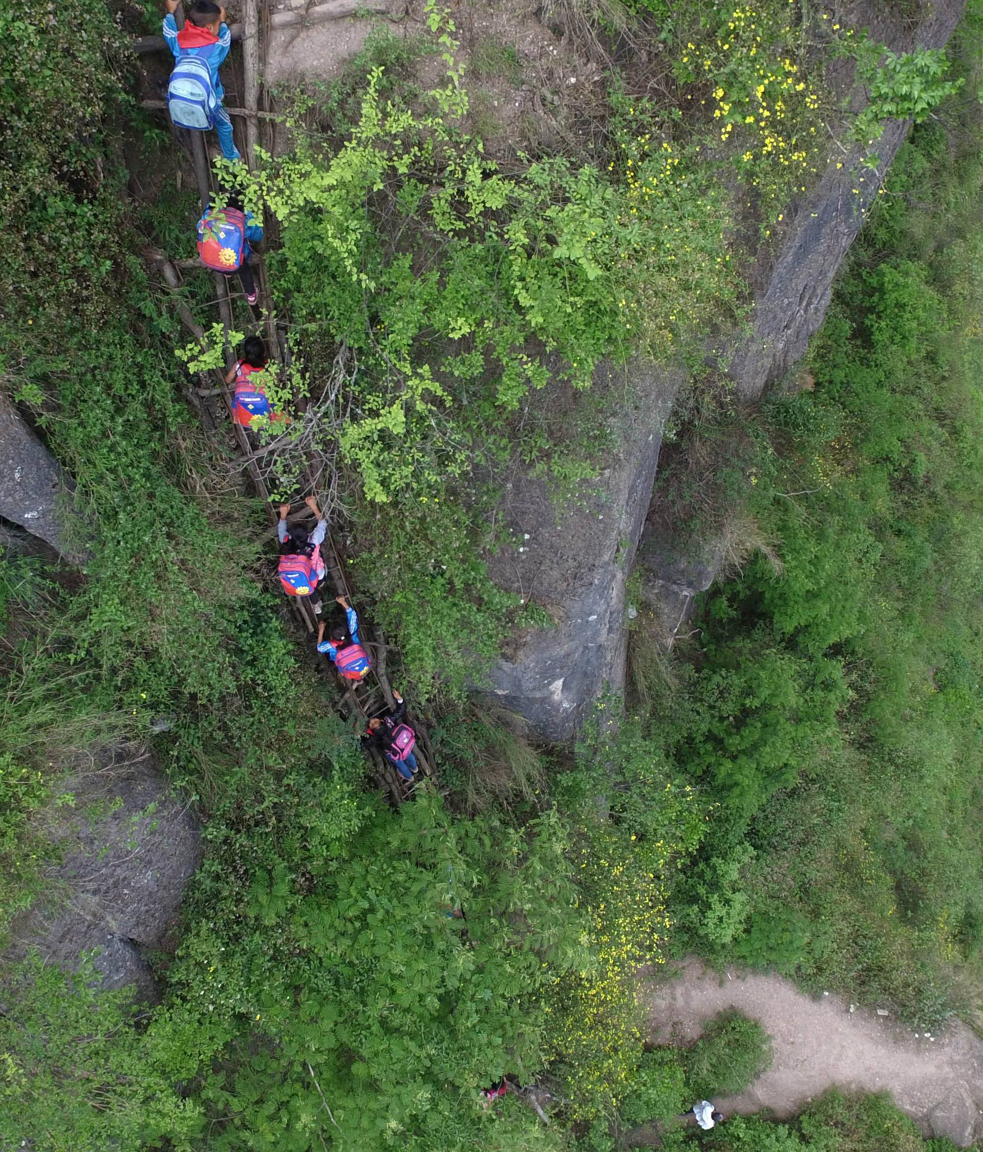 Pupils Climb Vines Down 800-meter Cliff To School