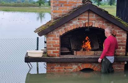 FOTO I u muci s pozitivom: U Gradecu naložio vatru za roštilj, a oko njega sve  poplavljeno...