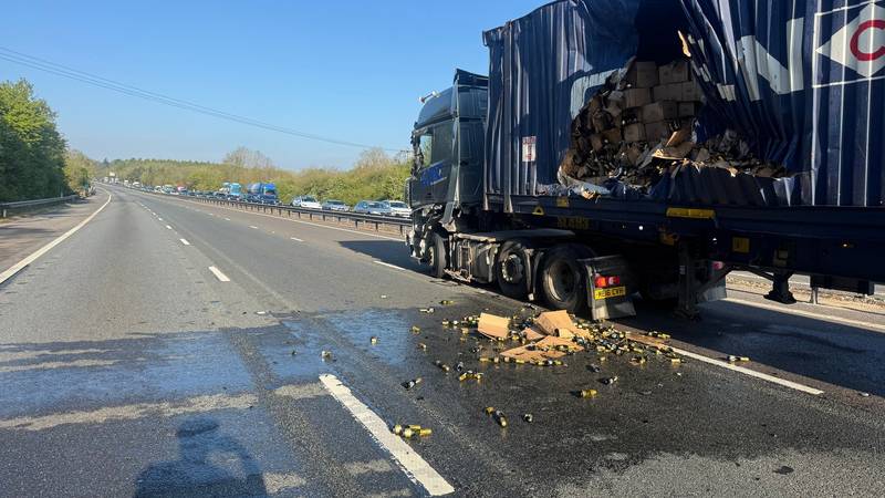 FOTO Prosuo se prošek: Kaos u Britaniji zbog sudara kamiona, jedan vozio 20 tona pjenušca