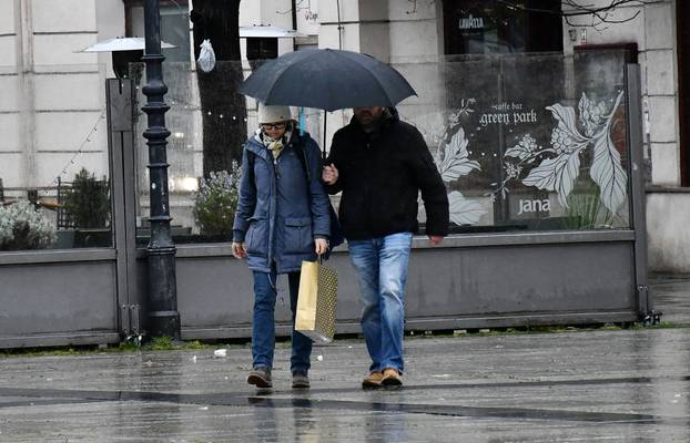 Slavonski Brod:  Kišno i tmurno proljetno poslijepodne na gradskim ulicama