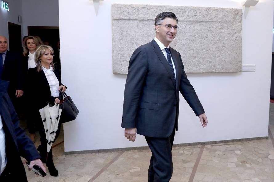 Zagreb: Älanovi HDZ-a predali DIP-u kandidacijske liste za EU parlament
