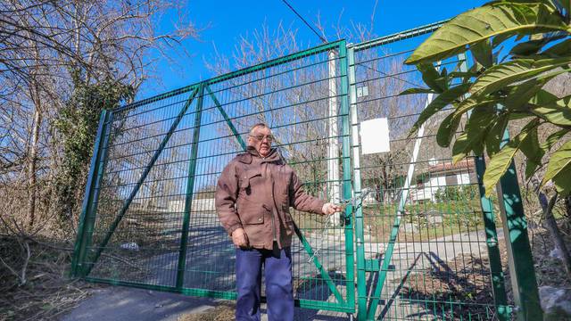 Buzet: U selu Mlini Slovenci postavili ogradu pa hrvatske obitelji ne mogu do svojih vrtova i njiva