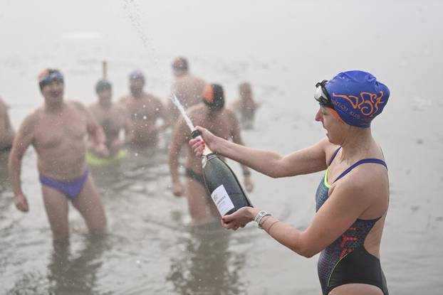 Zagreb: Tradicionalno kupanje na Silvestrovo na zaleđenom jezeru Jarun