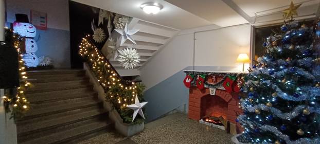 FOTO Božićna idila na stubištu: 'Imamo snjegovića, bor, kamin. Nedostaje samo dekica i knjiga'