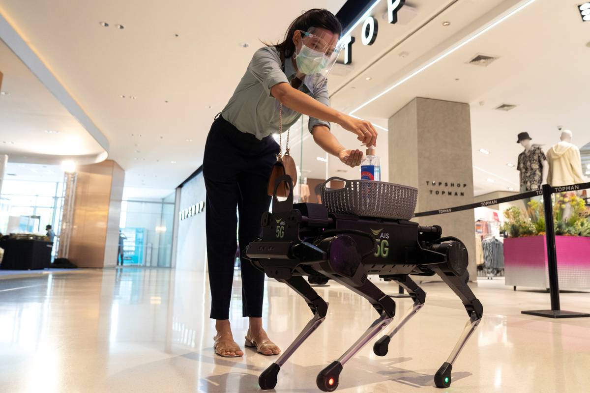 Na Tajlandu robot-pas dijeli ljudima dezinficijense za ruke
