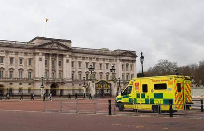 Panika u Londonu! Vozač se zabio u Buckinghamsku palaču, okružili ga naoružani policajci