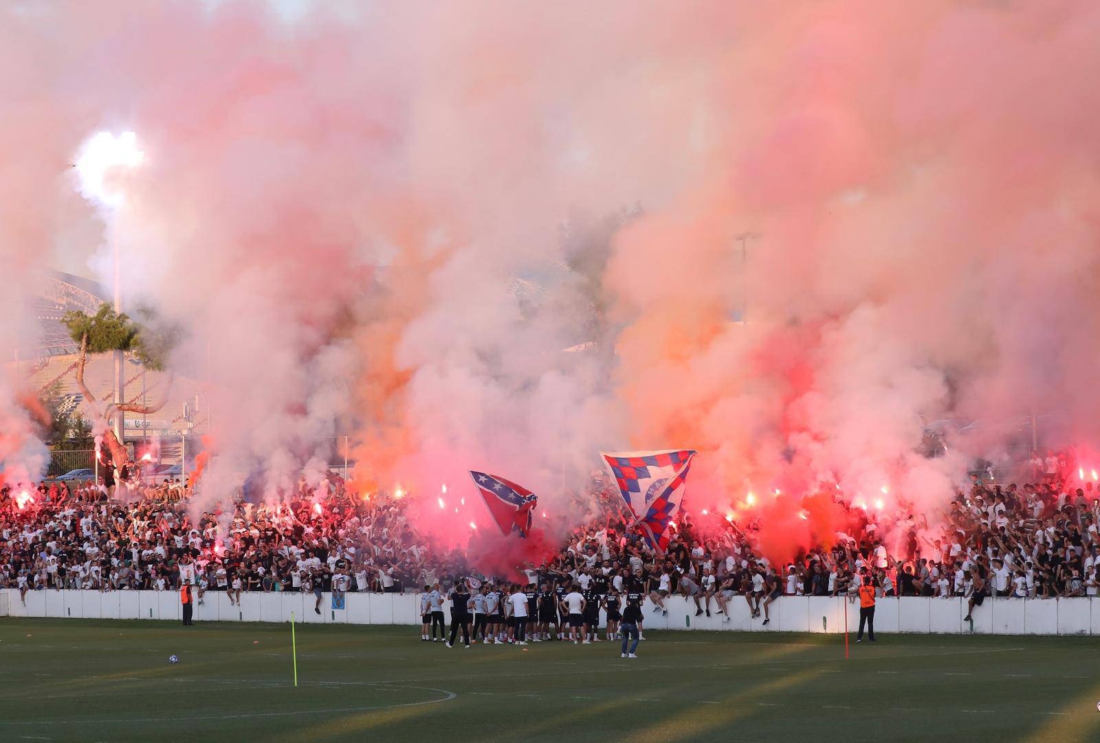 Split: Torcida dala podršku igračima Hajduka na treningu uoči derbija protiv Dinama