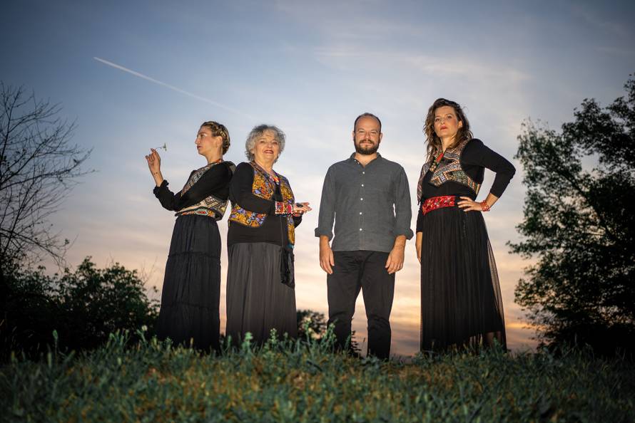 Etno grupa Dunije izbacila novu pjesmu 'Čija je ovo ruža': 'Ruža simbolizira slobodu i ljubav...'