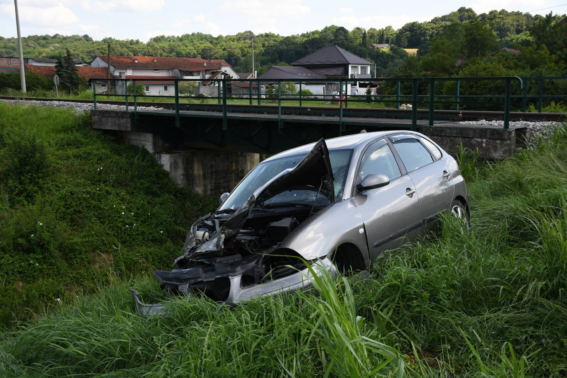 Veliko Trojstvo: Vlak na pružnom prijelazu naletio naletio na automobil