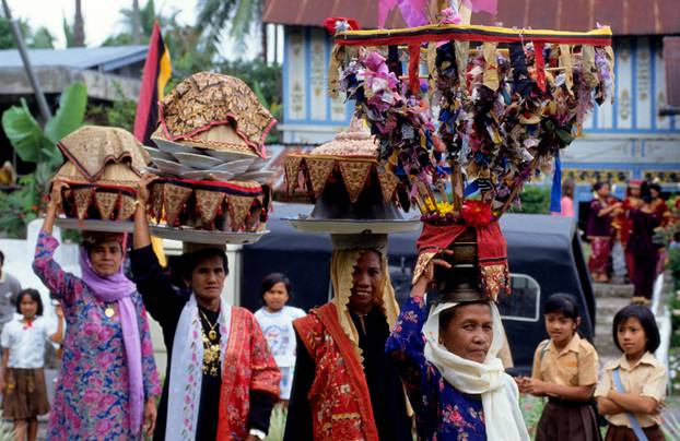 Indonesia Sumatra Minangkabau People Woman Man Wedding Mariage matriarchy  marriage, matrimony, weglok marry marriage settlemen