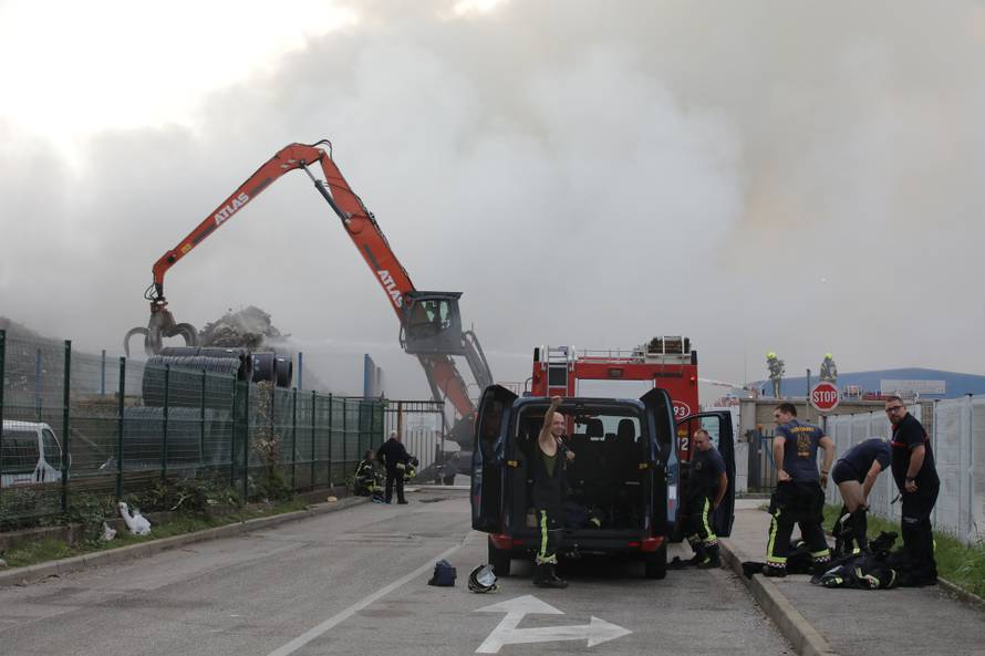 Rijeka: Izbio požar u skladištu Metisa na Kukuljanovu