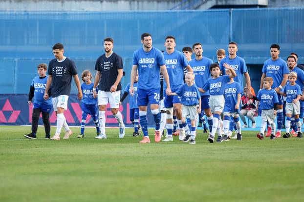 Igrači Dinama i Rijeke s djecom na terenu u sklopu humanitarne akcije "Daruj otkucaj života"