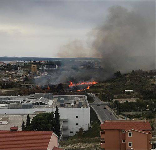 Kod trgovačkog centra u Splitu buknuo požar, brzo ga svladali