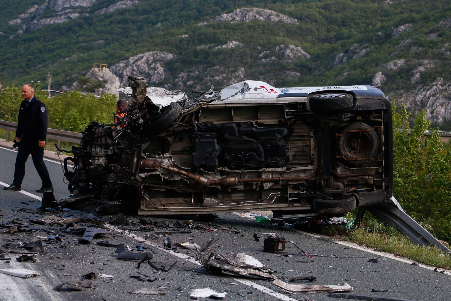 Sudarili se cisterna i kombi kod Mostara: Vozača cisterne traže u Neretvi, iz kombija 7 ozlijeđenih