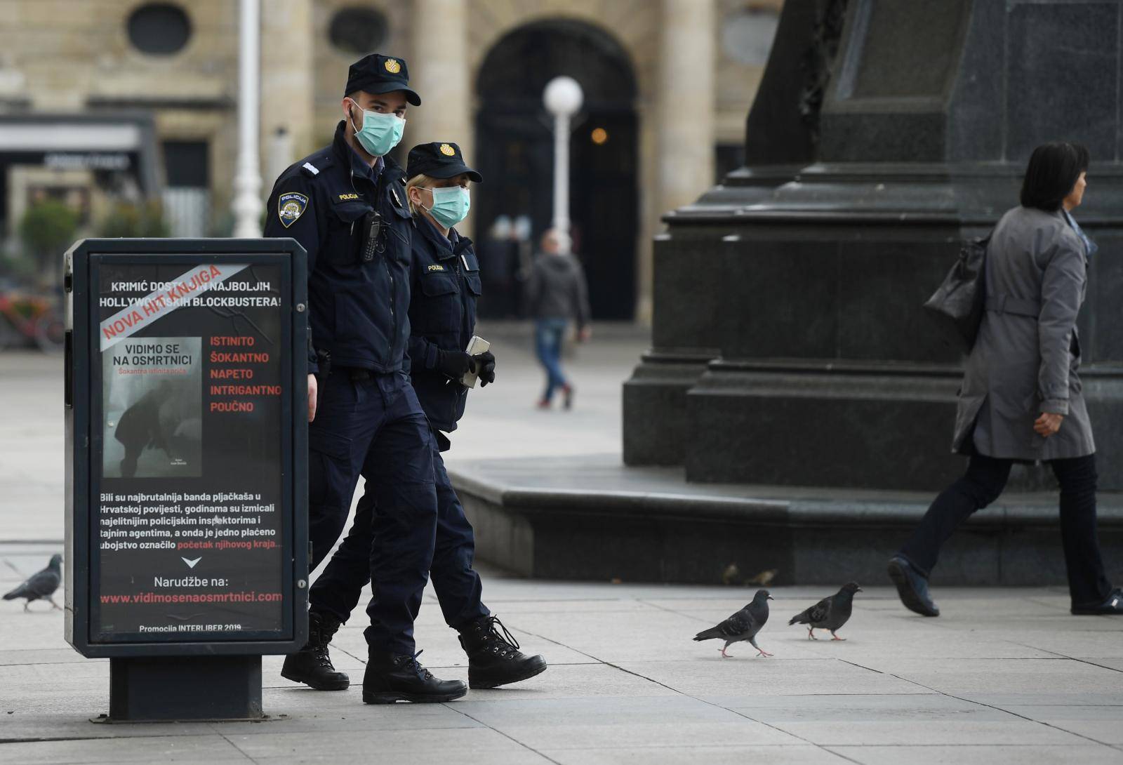 Zagreb: Kafići u centru poluprazni, građani s maskama na licu obilaze grad