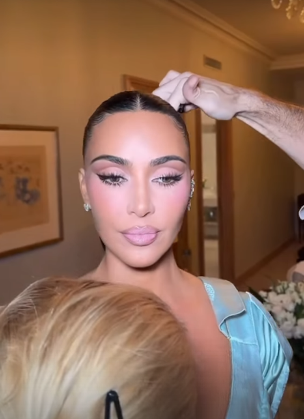 Vrući outfiti Kim Kardashian: Sve je pucalo po šavovima dok je šnajderica spašavala dekolte