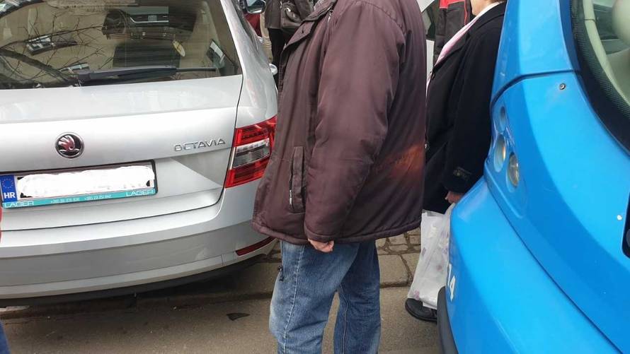 Auto blokirao tramvaje: Trojica ga maknuli, pozvali su i 'pauk'