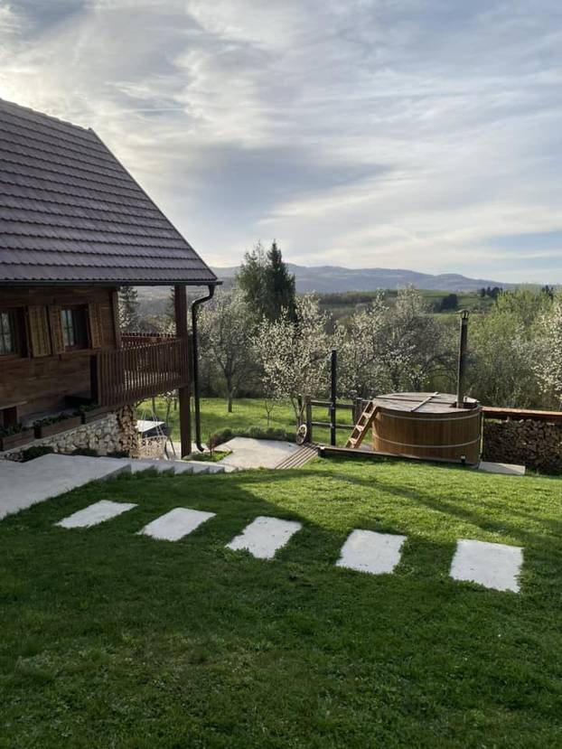 FOTO Ova kuća blizu Zagreba pravi je raj - filmove možete gledati iz bačve za kupanje!