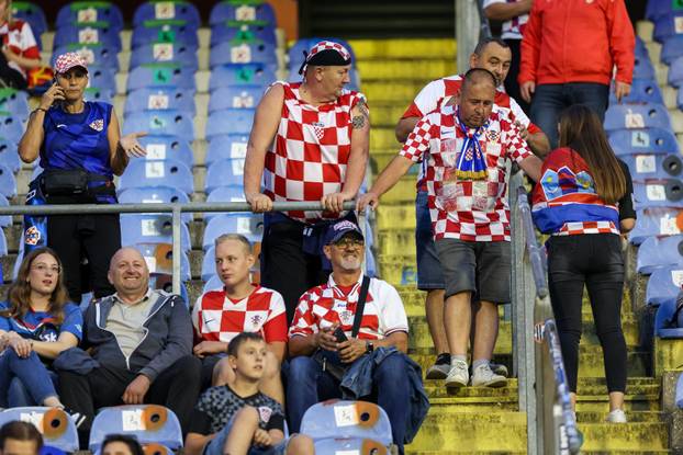 Atmosfera na tribinama tijekom susreta Hrvatske i Crne Gore u kvalifikacijama za Svjetsko prvenstvo