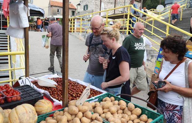 Šibenik: Ponuda vo?a i povr?a na šibenskoj tržnici
