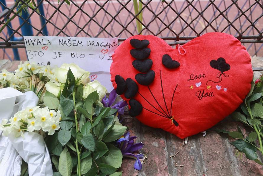 Beograd: Suze i zapaljene svijeće ispred škole gdje je ubijeno osam učenika i zaštitar