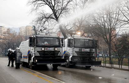 Kaos u Albaniji: Prosvjednici su bacali molotovljeve koktele na vladu, policija ogradila zgradu