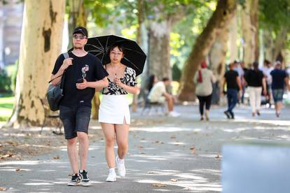 FOTO Vrućine ispraznile Zagreb. Turisti spavaju po livadama, a svi se osvježavaju i na zdencima