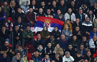 Navijači Srbije: 'Kakvi orlovi? Ovo su vrapci tetovirani'. 'Kome se ono gradi novi stadion?'