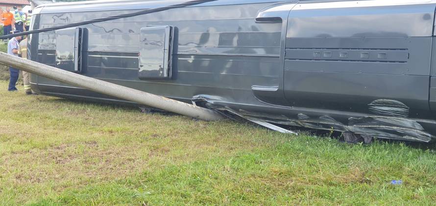 Slovenski bus izletio s ceste u Tušiloviću, ozlijeđeno šest ljudi