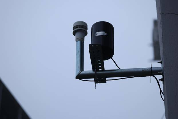 Vatrogasci i policija ispred CIAK-a gdje je tijekom noći izbio požar