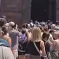 VIDEO Tisu&cacute;e ljudi ispred crkve &ccaron;eka Ronaldovo vjen&ccaron;anje, ali par nije tu. Evo &scaron;to ka&zcaron;e sestra