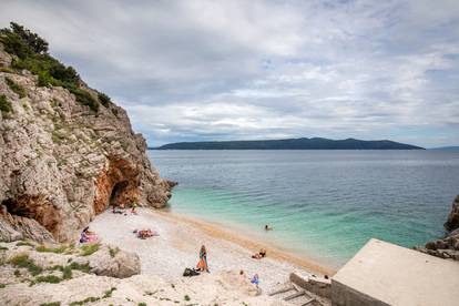 Prekrasna plaža u podnožju srednjovjekovnog gradića Brseča