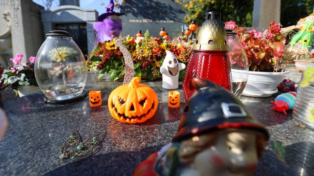 Zagreb: Grob obitelji ukrašen raznim figuricama Noći vještica