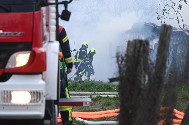 Zagreb: U skladištu guma u Zagrebačkoj ulici u Sesvetama izbio je požar