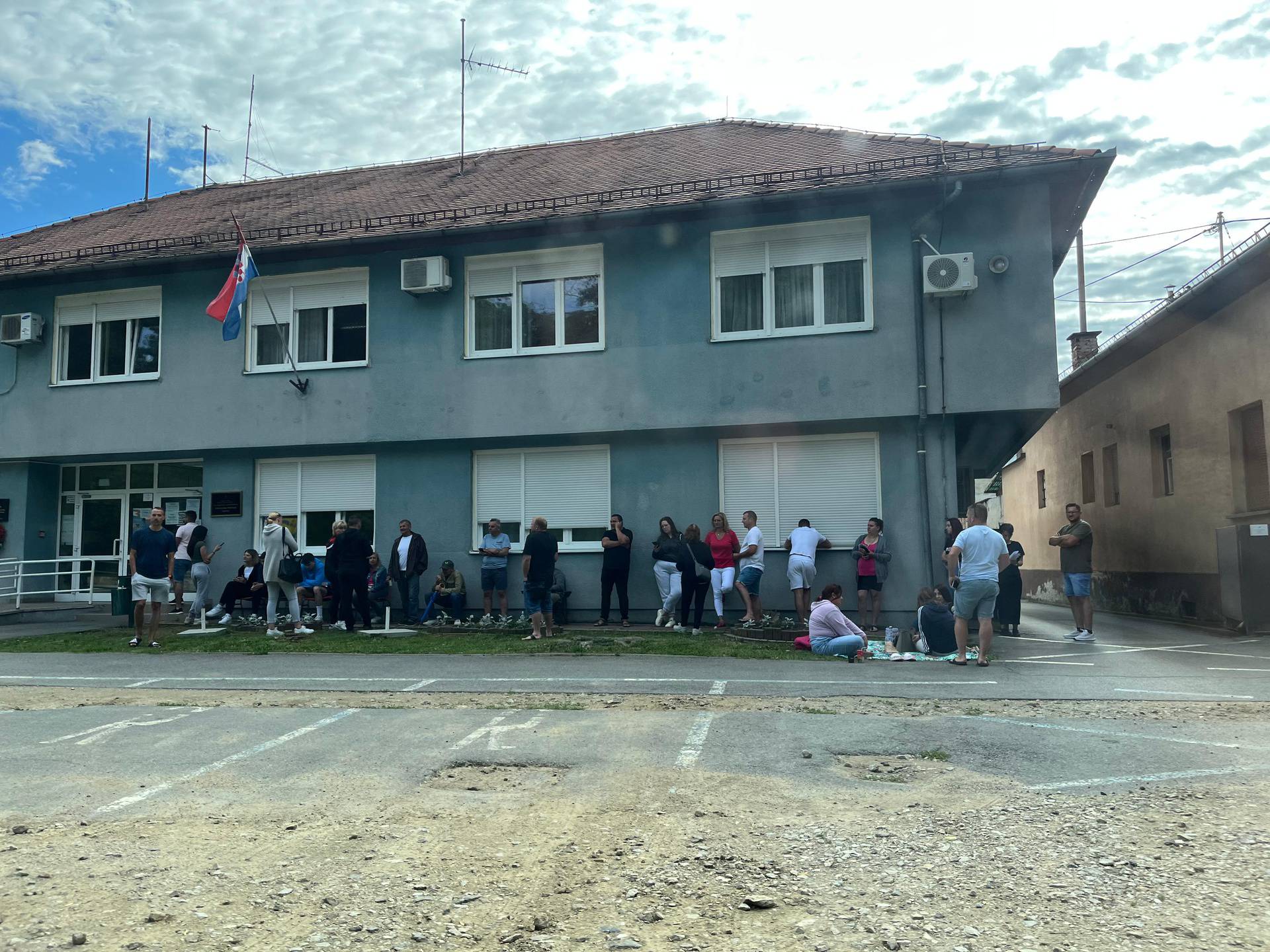 Ovako to izgleda pred policijom u Đakovu: 'Ljudi donijeli dekicu i kampiraju, čekala sam 6 sati'