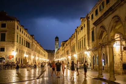 Stradun u Dubrovniku nakon obilne kiše postao kupalište