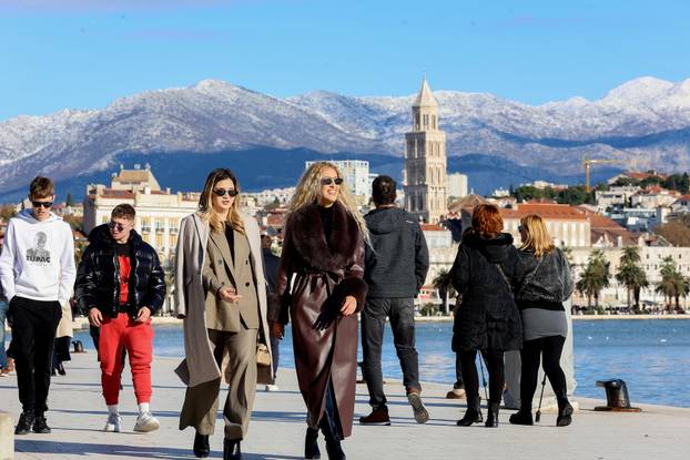 Zubato sunce u Splitu izmamilo je brojne šetače