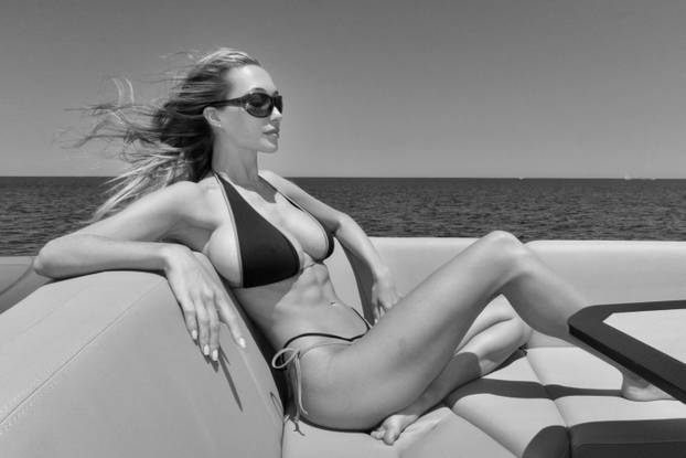 FOTO Britanska 'bomba' uživa na Ibizi: Skinula se u sićušni bikini i raspametila fanove