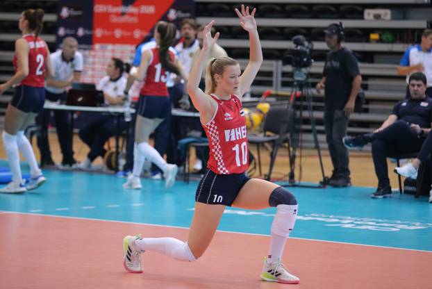 Zagrijavanje odbojkašica uoči početka susreta Hrvatske i Kosova u kvalifikacijama za odlazak na Europsko prvenstvo