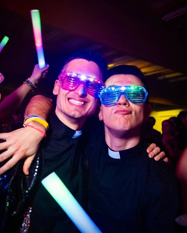 FOTO Ovi svećenici 'zapalili' su internet! Na listi su i Hrvati, žene im pišu da su najzgodniji...