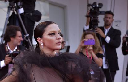 FOTO Na festival u Veneciji glumica Mariacarla došla bez grudnjaka i u prozirnoj haljini